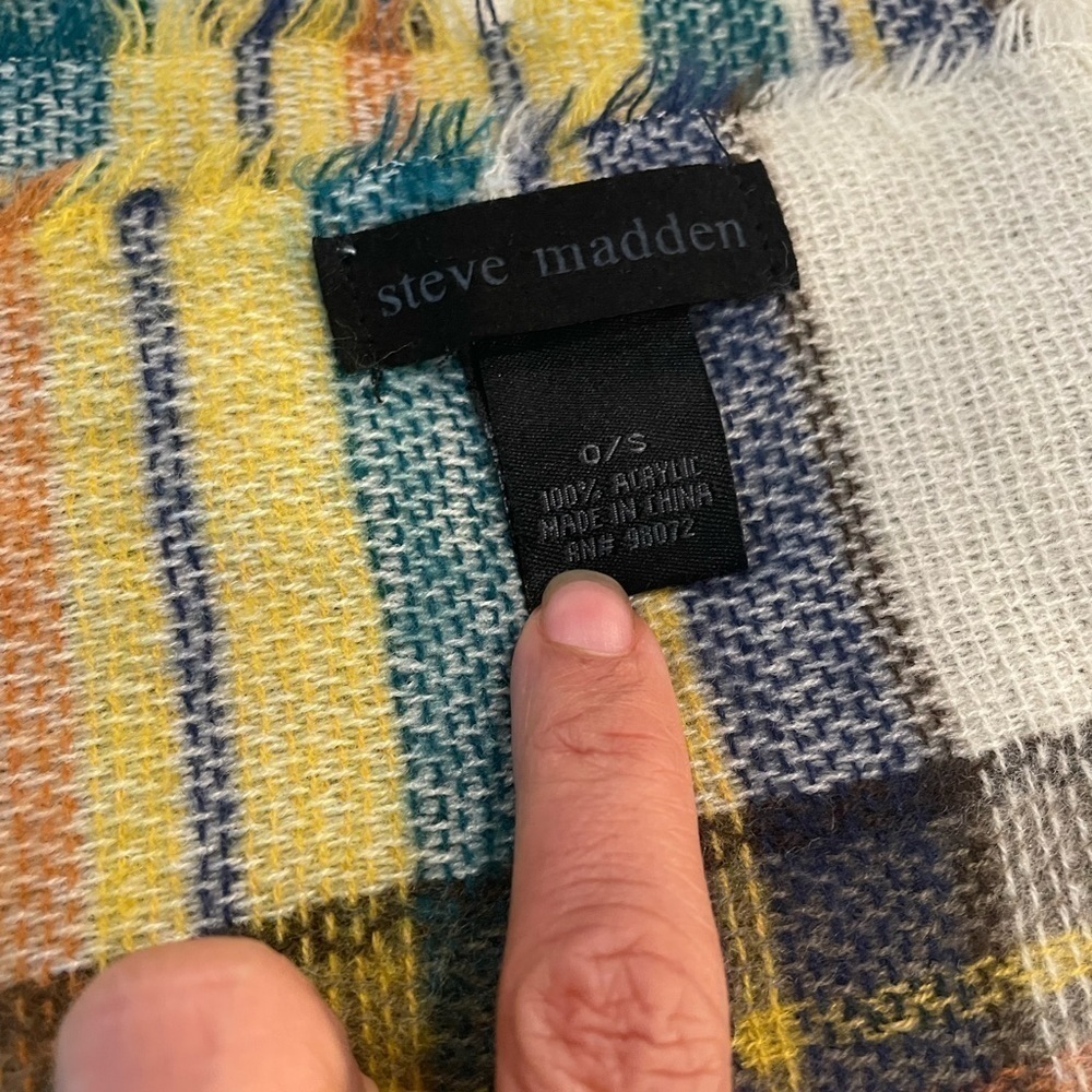 Steve Madden rawhem plaid blanket scarf.Huge! 4.5’ x 4.5’ Versatile, knit, warm! - Picture 4 of 8